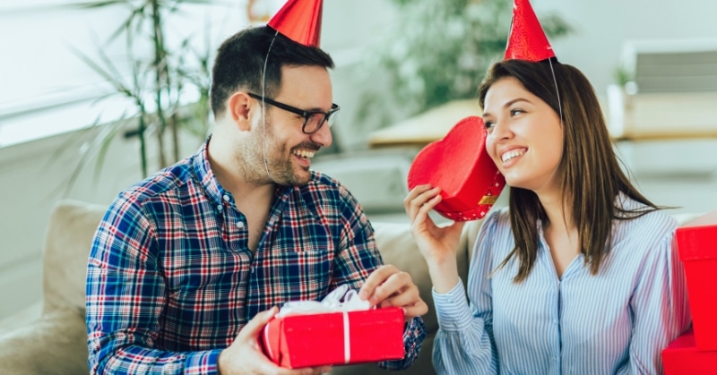 אשתו מפתיעה את בעלו עם עוגת יום הולדת