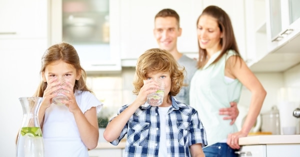 ההורים מעודדים ילדים לשתות מים