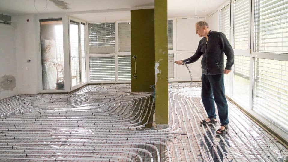 ייבוש תת רצפתי בחללים מסחריים: טיפול בנזקי מים בחללים גדולים
