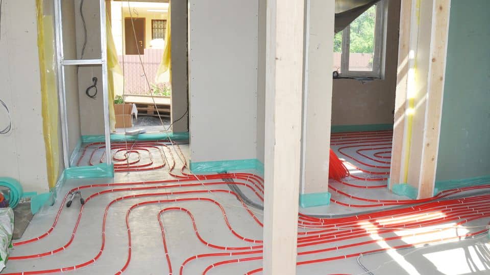 ייבוש תת רצפתי בחללים מסחריים: טיפול בנזקי מים בחללים גדולים