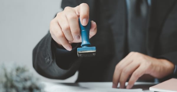 להשאיר חותם: אלו הסיבות מדוע מומלץ להחזיק בכיס חותמת אישית
