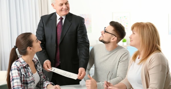 הקו הדק בין צדק למשפחה: מה חשוב לדעת על חלוקת ירושה בין אחים?